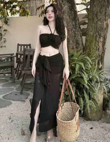 Đồ đi biển màu đen đính hoa