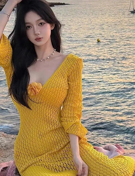 Bikini 3 mảnh vàng đính hoa