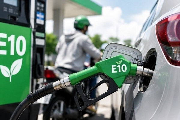 Vì sao xăng E10 có nhiều màu sắc?