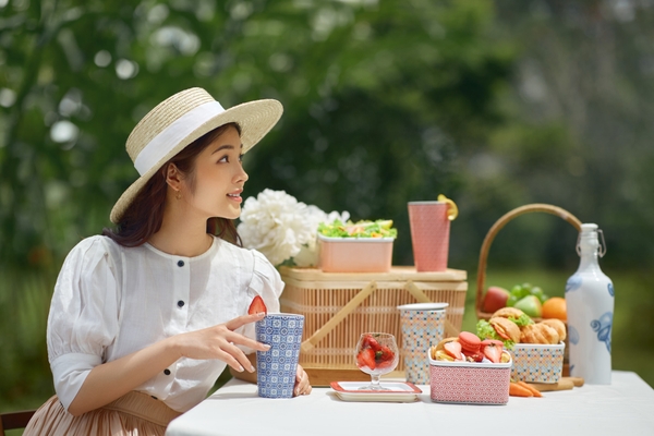 SỐNG XANH MỖI NGÀY CÙNG LY VÀ CHAI SỨ DƯỠNG SINH