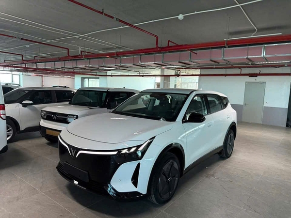 Xe ô tô điện VinFast VF 8 All New 2026 màu trắng ngoại thất sang trọng