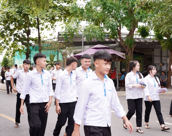 WOORI TIẾP SỨC