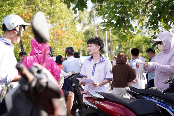 WOORI TIẾP SỨC