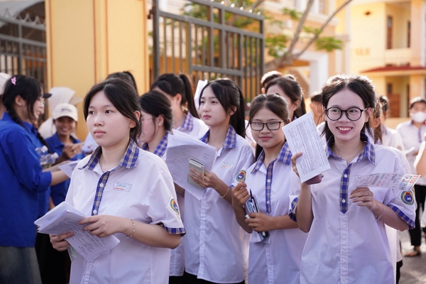 WOORI TIẾP SỨC