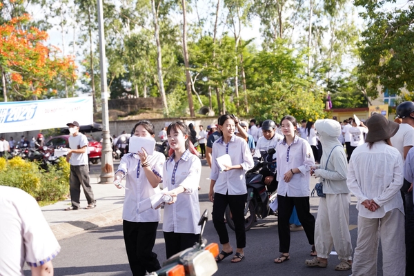 WOORI TIẾP SỨC