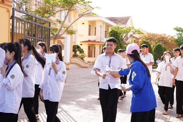 WOORI TIẾP SỨC