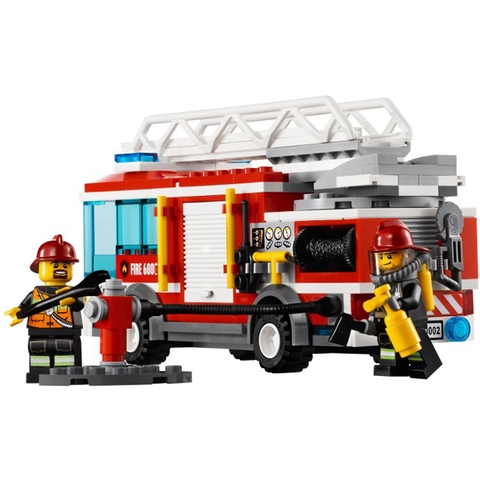 Các nhân viên đang thực hiện nhiệm vụ bên Xe Cứu Hỏa