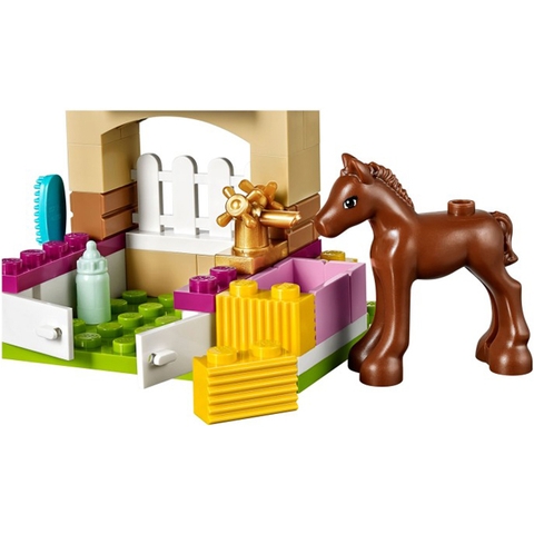 Mô hình chuồng ngựa chân thực và sinh động trong bộ xếp hình Lego Friends 41089 - Ngựa Con