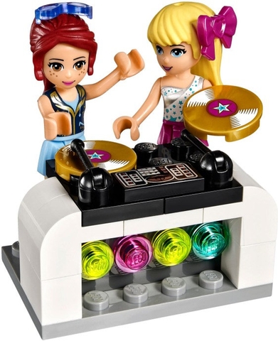 DJ chuyên nghiệp Mia và trợ  lý xinh đẹp Stephanie trong bộ xếp hình Lego Friends 41106 - Xe Buýt Biểu Diễn  Ngôi Sao