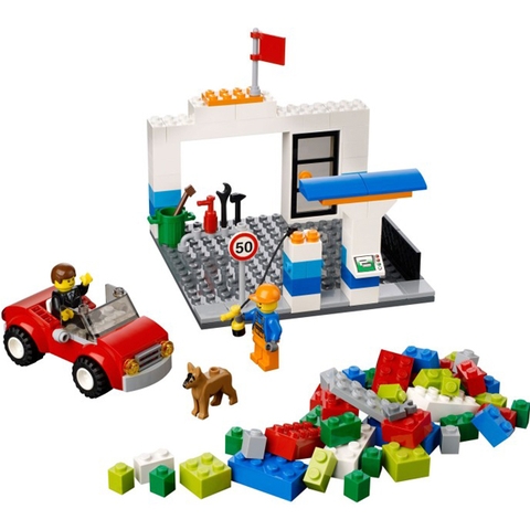 Lego Juniors 10659 - Vali Lắp Ráp Xanh Dương với bối cảnh trạm xăng dầu quen thuộc