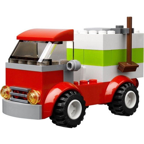 Bé có thể sáng tạo ra chiếc xe tải công trình với bộ Lego Juniors 10659 - Vali Lắp Ráp Xanh Dương