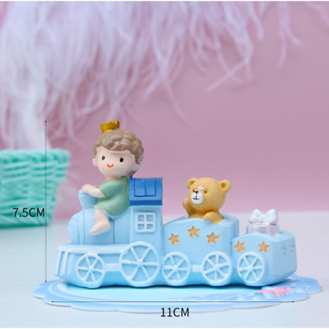 Bé trai lái tàu xanh trang trí bánh