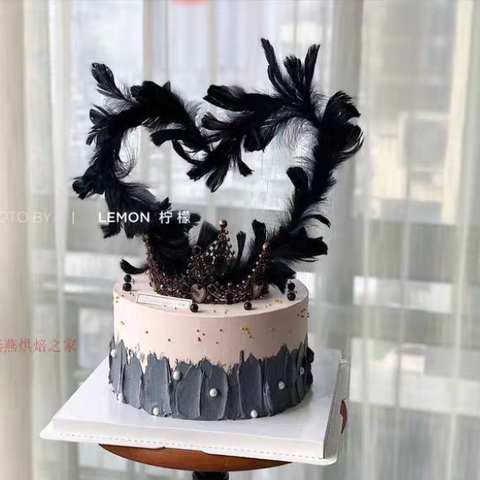 Que cắm lông trái tim đen trang trí bánh