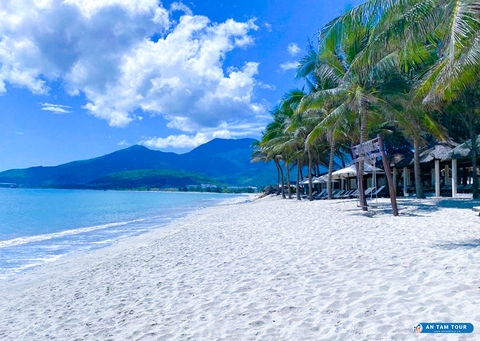 Khám phá vẻ đẹp hoang sơ của bãi biển Dốc Lết