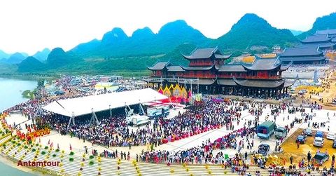 Đầu năm chùa Tam Chúc vẫn rất đông khách tham quan dù chưa xây xong