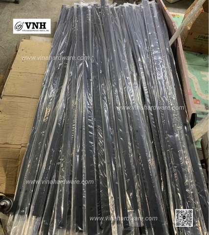 Bộ ray cửa lùa bánh xe nhựa phi 70 Vinahardware - VNH0012371 - 1905mm- sơn đen cát