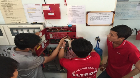 HÌNH ẢNH KỸ THUẬT VIÊN LẮP VÀ CÀI ĐẶT THIẾT BỊ CẢNH BÁO CHÁY TRUNG TÂM