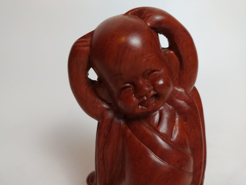 Chú tiểu đưa tay lên đầu	- HT_54020321