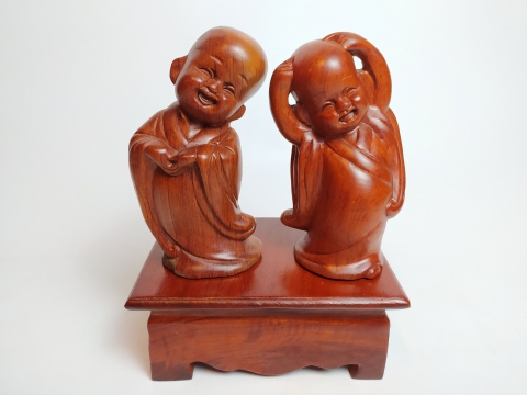 Chú tiểu đưa tay lên đầu	- HT_54020321