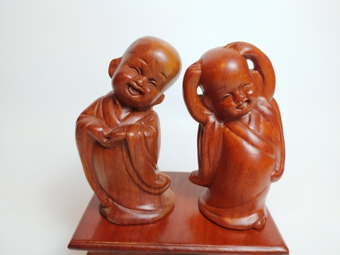 Chú tiểu đưa tay lên đầu	- HT_54020321