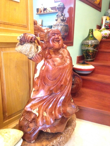 Di lặc ôm đá gỗ hương Gia Lai