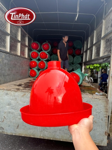 Máng uống nước cho gà– Giải Pháp Tối Ưu Cho Trang Trại