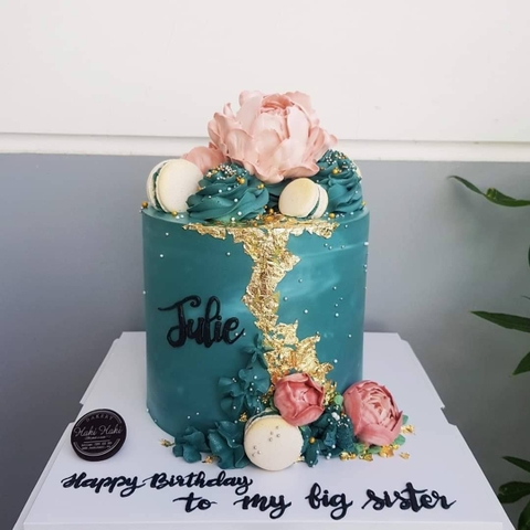 Bánh kem hiện đại trang trí hoa mẫu đơn