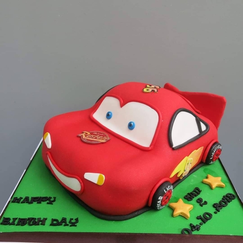 Bánh fondant tạo hình xe Lightning McQueen tặng bé