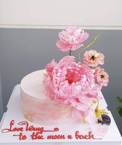 Bánh sinh nhật trang trí hoa giấy gạo tone hồng