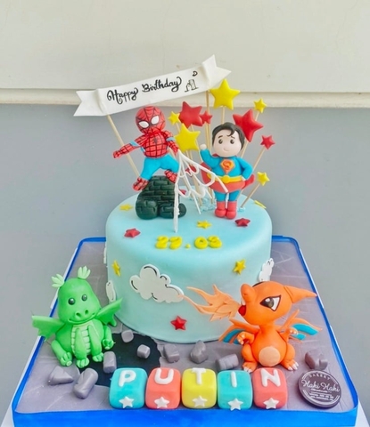 Bánh sinh nhật kết hợp siêu nhân và khủng long