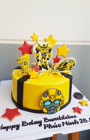 Bánh kem trang trí Bumblebee bằng cookies vẽ hình