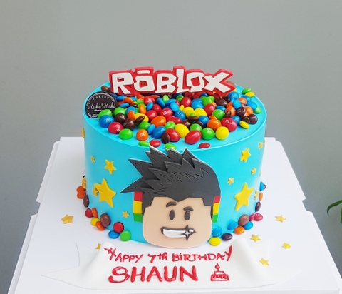 Bánh sinh nhật Roblox với nhiều kẹo