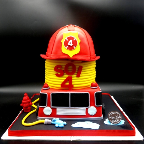 Bánh sinh nhật Sói 4 tuổi với chủ đề lính cứu hỏa