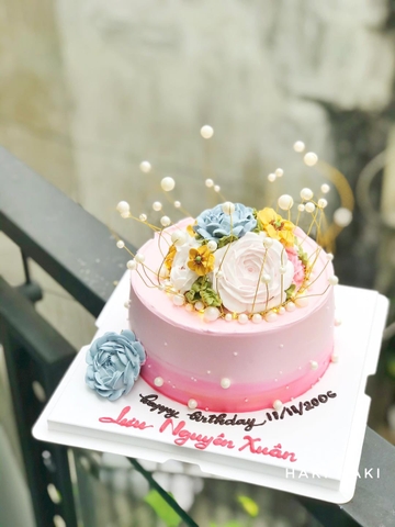 Bánh sinh nhật hoa và vương miệng