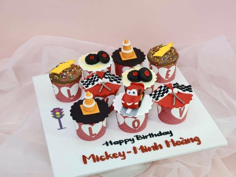 Set cupcake trang trí Lightning McQueen tặng bé