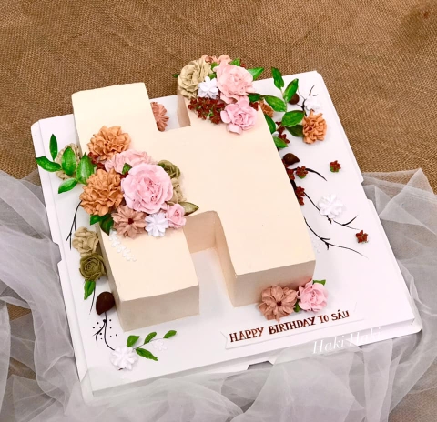 Bánh sinh nhật chữ cái trang trí hoa