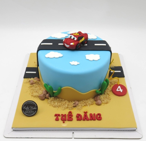 Bánh fondant với chủ đề Lightning McQueen tặng bé