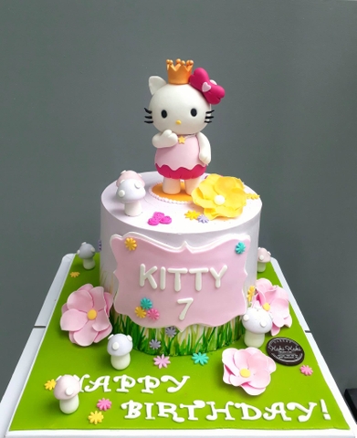 Bánh kem Kitty và hoa tặng bé gái