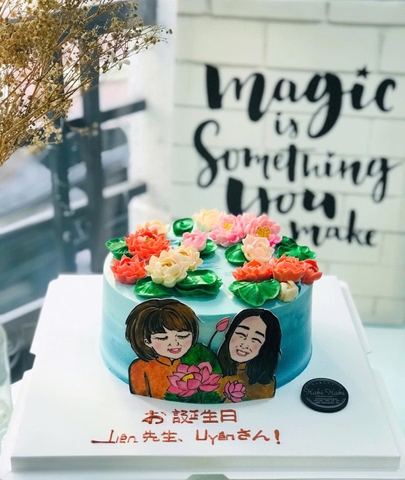 Bánh kem trang trí hoa sen và vẽ chân dung