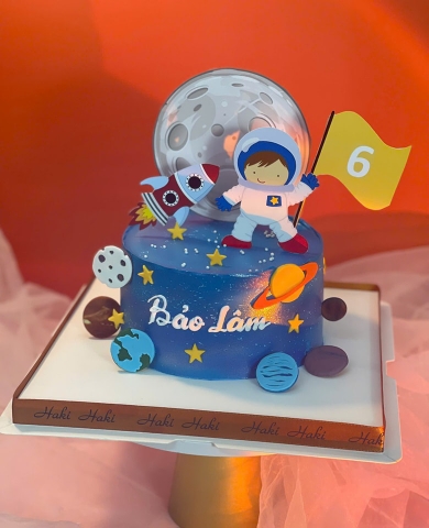 Bánh sinh nhật in hình các hành tinh, galaxy cho bé Bảo Lâm