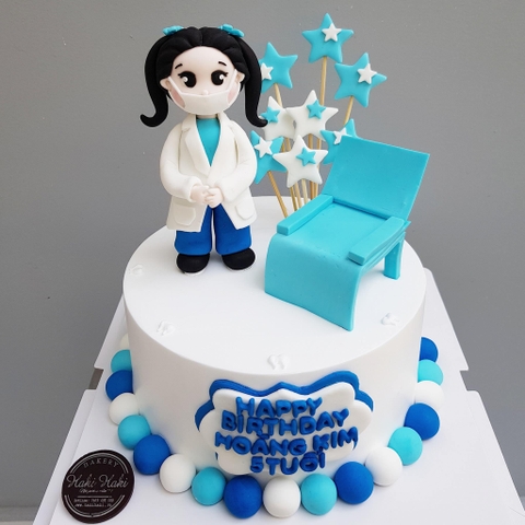 Bánh sinh nhật bé gái với tạo hình bác sĩ