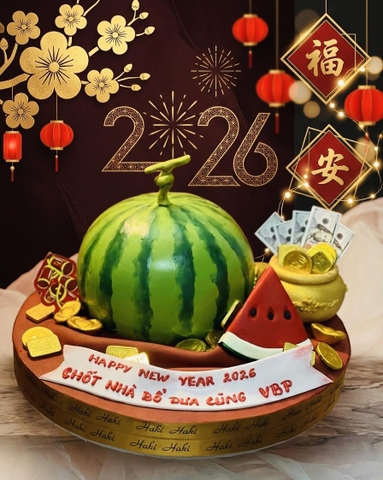Bánh kem trang trí dưa hấu, tiền vàng cho ngày Tết