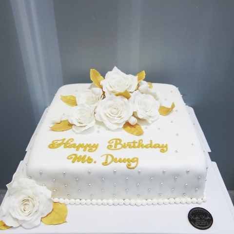 Bánh sinh nhật trang trí hoa hồng trắng sang trọng
