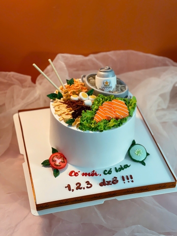 Bánh sinh nhật trang trí đồ nhậu cho hội bạn thân