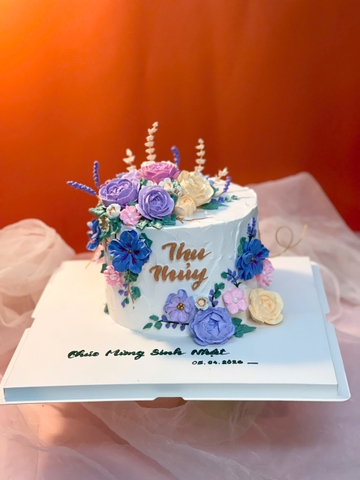 Bánh sinh nhật trang trí hoa bắt kem