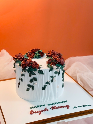 Bánh sinh nhật trang trí hoa bắt kem tone đỏ