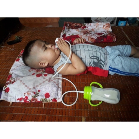 Bình Sữa Hút Rảnh Tay