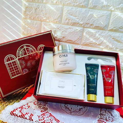 Set Kem dưỡng ẩm Ohui Hồng Miracle Moisture.