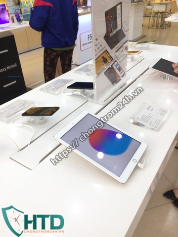 Hình ảnh hoàn thiện trưng bày chống trộm điện thoại, ipad tại Viettel Store