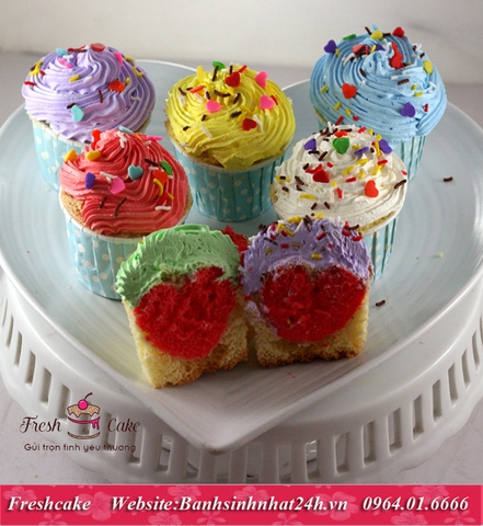 Cupcake tình yêu với trái tim bên trong dành tặng cặp đôi trong dịp Valentine's day [MS:1476]